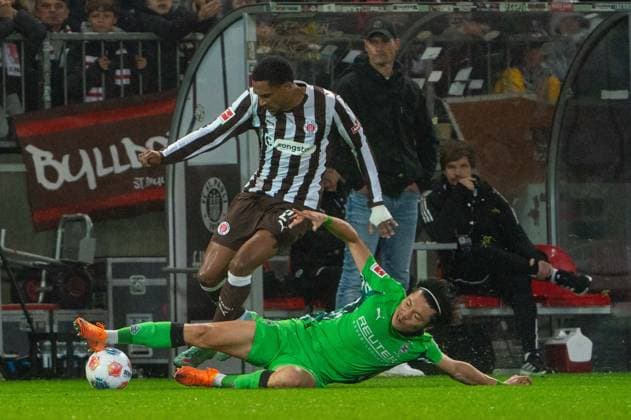 Shuto Machino (Borussia Moenchengladbach, 18) graetsche gegen Andreas Hountondji (FC St. Pauli, 27), GER, FC St. Pauli vs. Borussia Moenchengladbach, Fussball, Bundesliga, Spieltag 9, Saison 2025 2026, 01.11.2025 DFL REGULATIONS PROHIBIT ANY USE OF PHOTOGRAPHS AS IMAGE SEQUENCES AND OR QUASI-VIDEO GER, FC St. Pauli vs. Borussia Moenchengladbach, Fussball, Bundesliga, Spieltag 9, Saison 2025 2026, 01.11.2025 Hamburg Copyright: xEibner-Pressefoto MaxxVincenx EP_MVN