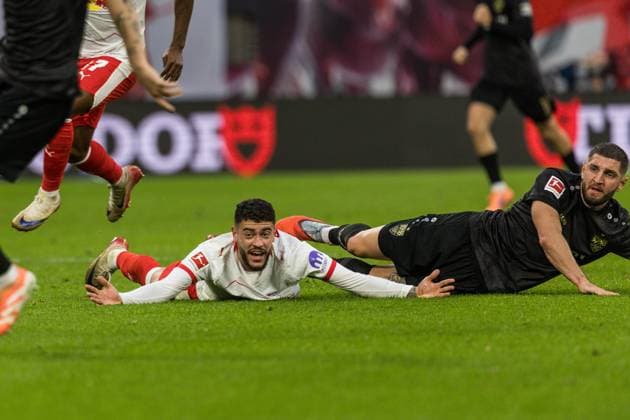 GER, Bundesliga, RB Leipzig - VfB Stuttgart 01.11.2025, Red Bull Arena, Leipzig, GER, Bundesliga, RB Leipzig - VfB Stuttgart Romulo (RB Leipzig 40) am Boden nach einem Foul von Jeff Chabot (VfB Stuttgart 24) Â