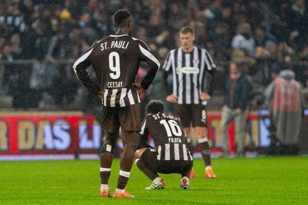 Pauli enttaeuscht Enttaeuschung nach Niederlage, Abdoulie Ceesay (FC St. Pauli, 09), Joel Chima Fujita (FC St. Pauli, 16), Eric Smith (FC St. Pauli, 08), GER, FC St. Pauli vs. Borussia Moenchengladbach, Fussball, Bundesliga, Spieltag 9, Saison 2025 2026, 01.11.2025 DFL REGULATIONS PROHIBIT ANY USE OF PHOTOGRAPHS AS IMAGE SEQUENCES AND OR QUASI-VIDEO GER, FC St. Pauli vs. Borussia Moenchengladbach, Fussball, Bundesliga, Spieltag 9, Saison 2025 2026, 01.11.2025 Hamburg Copyright: xEibner-Pressefoto MaxxVincenx EP_MVN