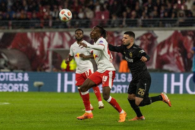 GER, Bundesliga, RB Leipzig - VfB Stuttgart 01.11.2025, Red Bull Arena, Leipzig, GER, Bundesliga, RB Leipzig - VfB Stuttgart Yan Diomande (RB Leipzig 49), Deniz Undav (VfB Stuttgart 26) Â