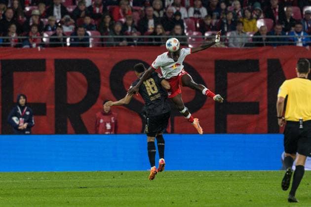 GER, Bundesliga, RB Leipzig - VfB Stuttgart 01.11.2025, Red Bull Arena, Leipzig, GER, Bundesliga, RB Leipzig - VfB Stuttgart Castello Lukeba (RB Leipzig 23), Jamie Leweling (VfB Stuttgart 18) Â