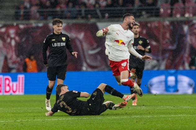 GER, Bundesliga, RB Leipzig - VfB Stuttgart 01.11.2025, Red Bull Arena, Leipzig, GER, Bundesliga, RB Leipzig - VfB Stuttgart Romulo (RB Leipzig 40) wird von Ramon Hendriks (VfB Stuttgart 3) gefoult Â