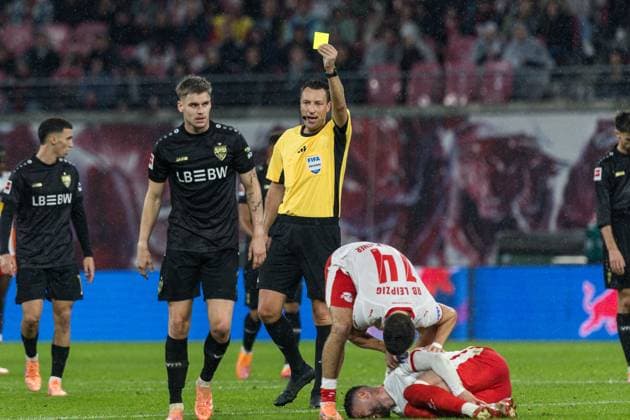 GER, Bundesliga, RB Leipzig - VfB Stuttgart 01.11.2025, Red Bull Arena, Leipzig, GER, Bundesliga, RB Leipzig - VfB Stuttgart Ramon Hendriks (VfB Stuttgart 3) bekommt die gelbe Karte von Schiedsrichter Sven Jablonski Â