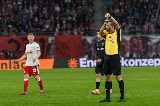 GER, Bundesliga, RB Leipzig - VfB Stuttgart 01.11.2025, Red Bull Arena, Leipzig, GER, Bundesliga, RB Leipzig - VfB Stuttgart Schiedsrichter Sven Jablonski zeigt auf die Uhr Â