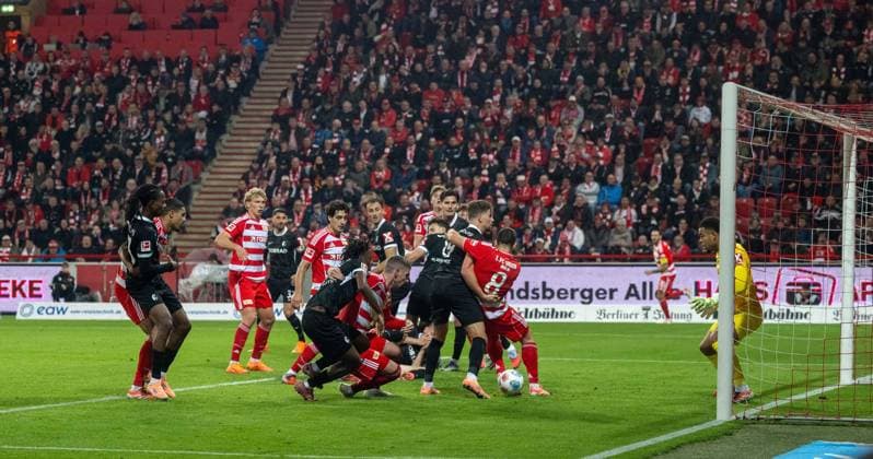 Fußball, Herren, Saison 2025 2026, 1. Bundesliga (9. Spieltag), 1. FC Union Berlin - SC Freiburg, Abseits von Rani Khedira (r. 8, 1. FC Union Berlin) nach vermeintlichem Tor von Andrej Ilic (M., 1. FC Union Berlin) zum 1:0, 01.11.2025, Copyright: xMatthiasxKochx
