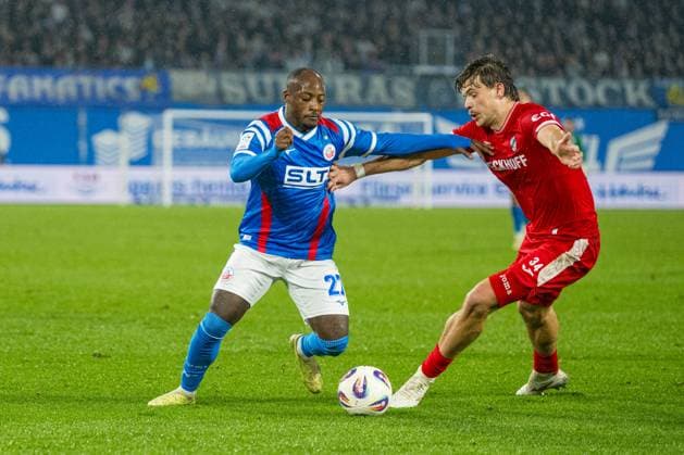 Rostock, Deutschland 01. November 2025: 3. Liga - 2025 2026 - FC Hansa Rostock vs. SC Verl Im Bild: v. li. im Zweikampf Christian Kinsombi (Hansa Rostock) und Fynn Otto (SC Verl) DFB regulations prohibit any use of photographs as image sequences and or quasi-video. Copyright: xFotostandx xVoelkerx