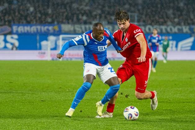 Rostock, Deutschland 01. November 2025: 3. Liga - 2025 2026 - FC Hansa Rostock vs. SC Verl Im Bild: v. li. im Zweikampf Christian Kinsombi (Hansa Rostock) und Fynn Otto (SC Verl) DFB regulations prohibit any use of photographs as image sequences and or quasi-video. Copyright: xFotostandx xVoelkerx