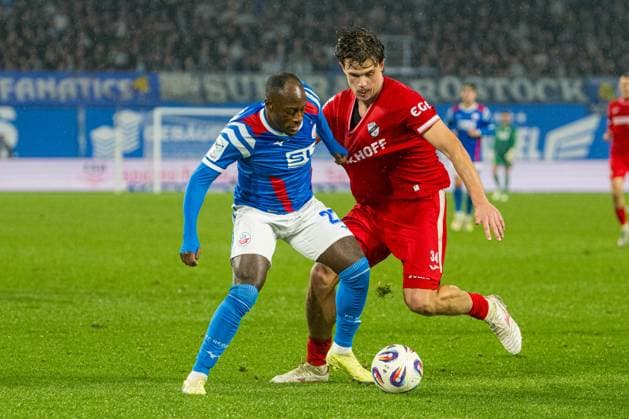 Rostock, Deutschland 01. November 2025: 3. Liga - 2025 2026 - FC Hansa Rostock vs. SC Verl Im Bild: v. li. im Zweikampf Christian Kinsombi (Hansa Rostock) und Fynn Otto (SC Verl) DFB regulations prohibit any use of photographs as image sequences and or quasi-video. Copyright: xFotostandx xVoelkerx