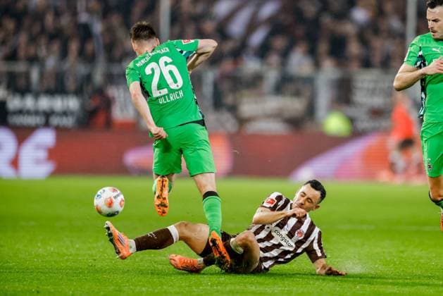 Hamburg, 1. November 2025 - Fußball, 1. Bundesliga 2025 26, FC St. Pauli - Borussia MoÌˆnchengladbach: Lukas Ullrich (Borussia MoÌˆnchengladbach, 26), Manolis Saliakas (FC St. Pauli, 2) DFL REGULATIONS PROHIBIT ANY USE OF PHOTOGRAPHS AS IMAGE SEQUENCES AND OR QUASI-VIDEO.