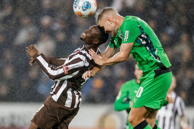 Hamburg, 1. November 2025 - Fußball, 1. Bundesliga 2025 26, FC St. Pauli - Borussia MoÌˆnchengladbach: Abdoulie Ceesay (FC St. Pauli, 9), Nico Elvedi (Borussia MoÌˆnchengladbach, 30) DFL REGULATIONS PROHIBIT ANY USE OF PHOTOGRAPHS AS IMAGE SEQUENCES AND OR QUASI-VIDEO.