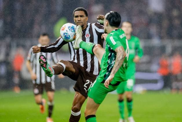 Hamburg, 1. November 2025 - Fußball, 1. Bundesliga 2025 26, FC St. Pauli - Borussia MoÌˆnchengladbach: Andreas Hountondji (FC St. Pauli, 27), Kevin Diks (Borussia MoÌˆnchengladbach, 4) DFL REGULATIONS PROHIBIT ANY USE OF PHOTOGRAPHS AS IMAGE SEQUENCES AND OR QUASI-VIDEO.