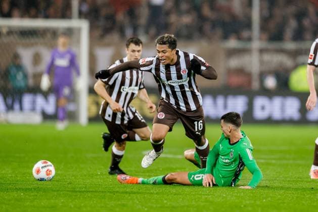 Hamburg, 1. November 2025 - Fußball, 1. Bundesliga 2025 26, FC St. Pauli - Borussia MoÌˆnchengladbach: Joel Chima Fujita (FC St. Pauli, 16), Yannik Engelhardt (Borussia MoÌˆnchengladbach, 6) DFL REGULATIONS PROHIBIT ANY USE OF PHOTOGRAPHS AS IMAGE SEQUENCES AND OR QUASI-VIDEO.