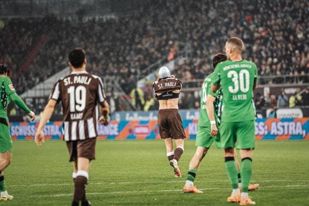 Fußball Männer Saison 2025 2026 Fußball-Bundesliga 09. Spieltag FC St. Pauli vs. Borussia Mönchengladbach 01.11.2025 Connor Metcalfe ( 24, FC St. Pauli) ärgert sich Hamburg Millerntor-Stadion Hamburg Deutschland