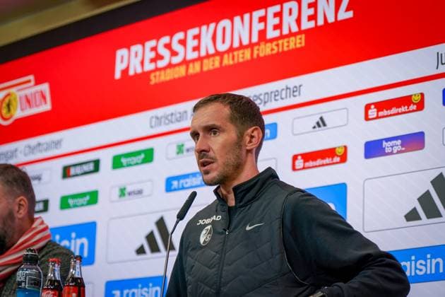 Deutschland: Fussball Bundesliga 2025 26, 9. Spieltag - 1. FC Union Berlin vs SC Freiburg - An der Alten Försterei (Berlin): Julian Schuster (SC Freiburg, Trainer) Pressekonferenz, Medien Berlin Deutschland Copyright: xJOERANxSTEINSIEKx