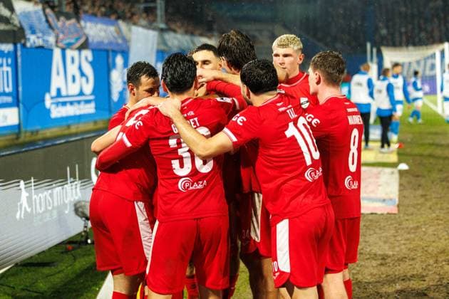 Torjubel 1:2 mit Torschütze Nr.5 Martin Ens (VERL) ; GER, FC Hansa Rostock vs. SC Verl, Fußball, Männer, 3. Liga, 13.Spieltag, Spielzeit 2025 2026, 01.11.2025 Rostock Ostseestadion Mecklenburg - Vorpommern Deutschland