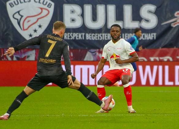 Deutschland: Fussball Bundesliga 2025 26, 9. Spieltag - RB Leipzig vs VfB Stuttgart - Red Bull Arena -Stadion (Leipzig): Ridle Baku (RB Leipzig, 17) Maximilian Mittelstädt Maximilian Mittelstadt (VfB Stuttgart, 7) Leipzig Copyright: xAymanxAlahmedx
