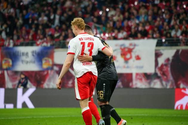Deutschland: Fussball Bundesliga 2025 26, 9. Spieltag - RB Leipzig vs VfB Stuttgart - Red Bull Arena -Stadion (Leipzig): Nicolas Seiwald (RB Leipzig, 13) Deniz Undav (VfB Stuttgart, 26) Leipzig Copyright: xAymanxAlahmedx