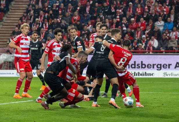 Fußball, Herren, Saison 2025 2026, 1. Bundesliga (9. Spieltag), 1. FC Union Berlin - SC Freiburg, Abseits von Rani Khedira (r. 8, 1. FC Union Berlin) nach vermeintlichem Tor von Andrej Ilic (M., 1. FC Union Berlin) zum 1:0, 01.11.2025, Copyright: xMatthiasxKochx