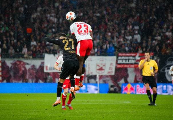 Deutschland: Fussball Bundesliga 2025 26, 9. Spieltag - RB Leipzig vs VfB Stuttgart - Red Bull Arena -Stadion (Leipzig): Badredine Bouanani (VfB Stuttgart, 27) Castello Lukeba (RB Leipzig, 23) Leipzig Copyright: xAymanxAlahmedx