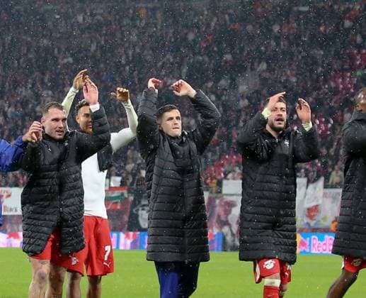 Deutschland: Fussball Bundesliga 2025 26, 9. Spieltag - RB Leipzig vs VfB Stuttgart - Red Bull Arena -Stadion (Leipzig): Siegfeier Willi Orban Willi Orban (RB Leipzig, 4) Antonio Nusa (RB Leipzig, 7) Christoph Baumgartner (RB Leipzig, 14) RÃ mulo Romulo (RB Leipzig, 40) Leipzig Copyright: xAymanxAlahmedx