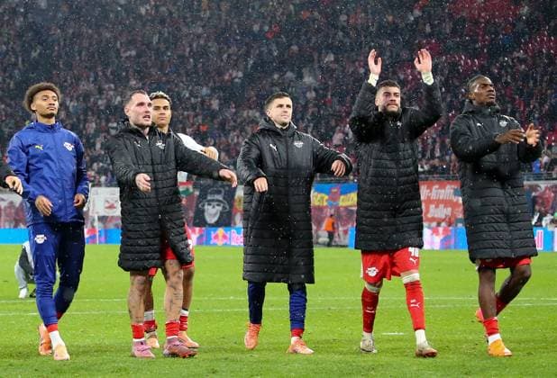 Deutschland: Fussball Bundesliga 2025 26, 9. Spieltag - RB Leipzig vs VfB Stuttgart - Red Bull Arena -Stadion (Leipzig): Siegfeier Willi Orban Willi Orban (RB Leipzig, 4) Antonio Nusa (RB Leipzig, 7) Christoph Baumgartner (RB Leipzig, 14) RÃ mulo Romulo (RB Leipzig, 40) Leipzig Copyright: xAymanxAlahmedx