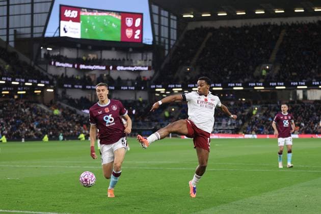 Football - Premier League - Burnley v Arsenal 1st November 2025 - Premier League - Burnley v Arsenal - Jurrien Timber of Arsenal battles with Maxime Esteve of Burnley - Photo: Simon Stacpoole Offside. Burnley UK Copyright: xSimonxStacpoolexOffside