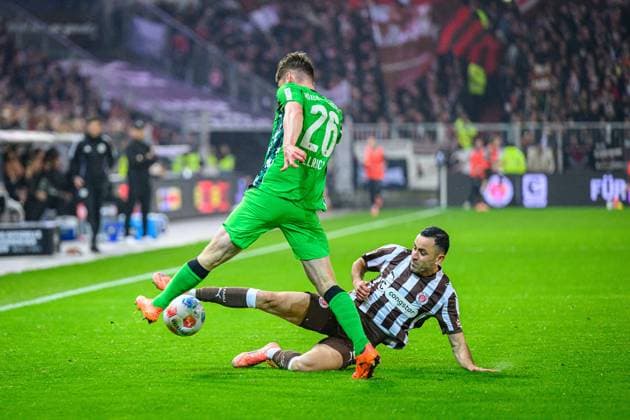 Fußball I Herren I Saison 2025-2026 I Bundesliga I 9. Spieltag I FC St. Pauli - Borussia Mönchengladbach I 01.11.2025 Lukas Ullrich (26, Borussia Mönchengladbach), Manolis Saliakas (2, FC St. Pauli) Hamburg Millerntor-Stadion Hamburg Deutschland Copyright: xLobecax xHenningxRohlfsx
