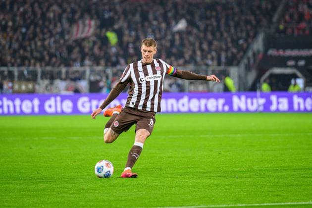 Fußball I Herren I Saison 2025-2026 I Bundesliga I 9. Spieltag I FC St. Pauli - Borussia Mönchengladbach I 01.11.2025 Eric Smith (8, FC St. Pauli) Hamburg Millerntor-Stadion Hamburg Deutschland Copyright: xLobecax xHenningxRohlfsx