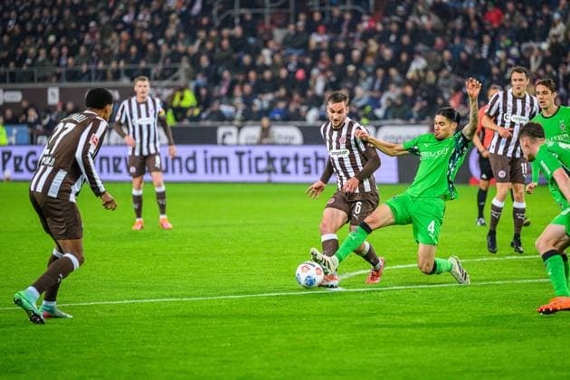 Fußball I Herren I Saison 2025-2026 I Bundesliga I 9. Spieltag I FC St. Pauli - Borussia Mönchengladbach I 01.11.2025 Andreas Hountondji (27, FC St. Pauli), James Sands (6, FC St. Pauli), Kevin Diks (4, Borussia Mönchengladbach) Hamburg Millerntor-Stadion Hamburg Deutschland Copyright: xLobecax xHenningxRohlfsx