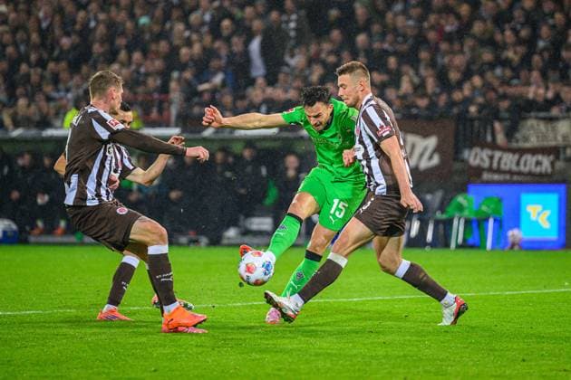 Fußball I Herren I Saison 2025-2026 I Bundesliga I 9. Spieltag I FC St. Pauli - Borussia Mönchengladbach I 01.11.2025 Eric Smith (8, FC St. Pauli), Manolis Saliakas (2, FC St. Pauli), Haris Tabakovic (15, Borussia Mönchengladbach), Hauke Wahl (5, FC St. Pauli) Hamburg Millerntor-Stadion Hamburg Deutschland Copyright: xLobecax xHenningxRohlfsx