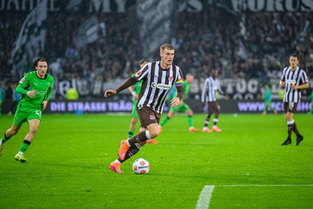 Fußball I Herren I Saison 2025-2026 I Bundesliga I 9. Spieltag I FC St. Pauli - Borussia Mönchengladbach I 01.11.2025 Eric Smith (8, FC St. Pauli) Hamburg Millerntor-Stadion Hamburg Deutschland Copyright: xLobecax xHenningxRohlfsx