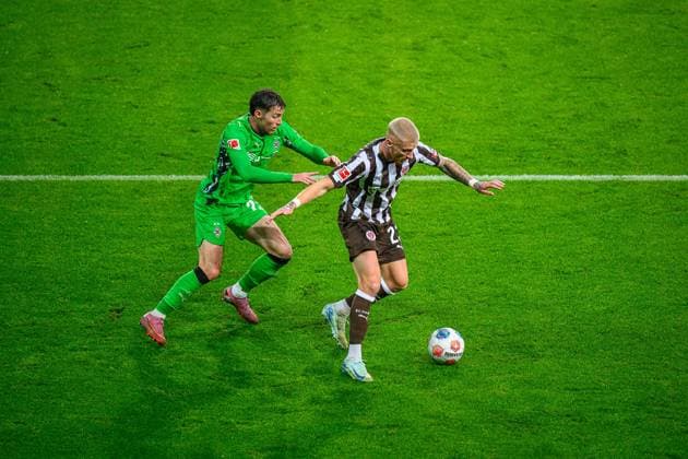 Fußball I Herren I Saison 2025-2026 I Bundesliga I 9. Spieltag I FC St. Pauli - Borussia Mönchengladbach I 01.11.2025 Oscar Fraulo (22, Borussia Mönchengladbach), Eric Smith (8, FC St. Pauli) Hamburg Millerntor-Stadion Hamburg Deutschland Copyright: xLobecax xHenningxRohlfsx
