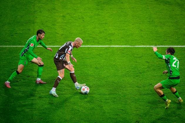 Fußball I Herren I Saison 2025-2026 I Bundesliga I 9. Spieltag I FC St. Pauli - Borussia Mönchengladbach I 01.11.2025 Oscar Fraulo (22, Borussia Mönchengladbach), Eric Smith (8, FC St. Pauli), Rocco Reitz (27, Borussia Mönchengladbach) Hamburg Millerntor-Stadion Hamburg Deutschland Copyright: xLobecax xHenningxRohlfsx