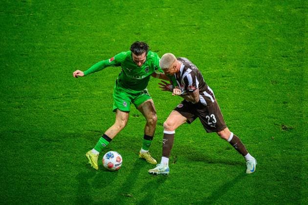 Fußball I Herren I Saison 2025-2026 I Bundesliga I 9. Spieltag I FC St. Pauli - Borussia Mönchengladbach I 01.11.2025 Rocco Reitz (27, Borussia Mönchengladbach), Louis Oppie (23, FC St. Pauli) Hamburg Millerntor-Stadion Hamburg Deutschland Copyright: xLobecax xHenningxRohlfsx