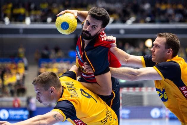 251101 Augustin Casado Marcelo of Spain against Jerry Tollbring and Felix Claar of Sweden during the International Friendly, Länderspiel, Nationalmannschaft handball match between Sweden and Spain on November 1, 2025 in Eskilstuna. Photo: Kenta Jönsson BILDBYRAN COP 210 KJ0282 handball handboll handball landslag sverige sweden spain national teams bbeng Copyright: KENTAxJÖNSSON BB251101KJ039