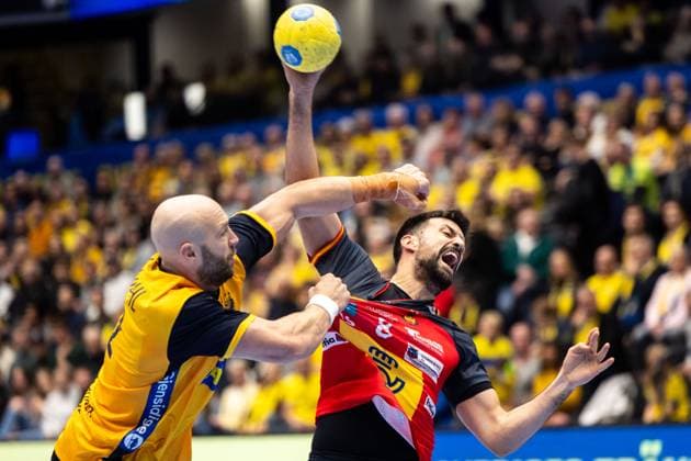 251101 Oscar Bergendahl of Sweden and Augustin Casado Marcelo of Spain during the International Friendly, Länderspiel, Nationalmannschaft handball match between Sweden and Spain on November 1, 2025 in Eskilstuna. Photo: Kenta Jönsson BILDBYRAN COP 210 KJ0282 handball handboll handball landslag sverige sweden spain national teams bbeng Copyright: KENTAxJÖNSSON BB251101KJ040