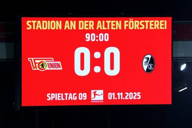 DEU, DFL, 1. FBL, 1.FC Union vs. SC Freiburg, 01.11.2025, Stadion Alte Foersterei, Berlin, DEU, DFL, 1. FBL, 1.FC Union vs. SC Freiburg, im Bild: Anzeigetafel mit dem Endergebnis, 0:0 DFL - regulations prohibit any use of Photographs as image sequences and or quasi-video