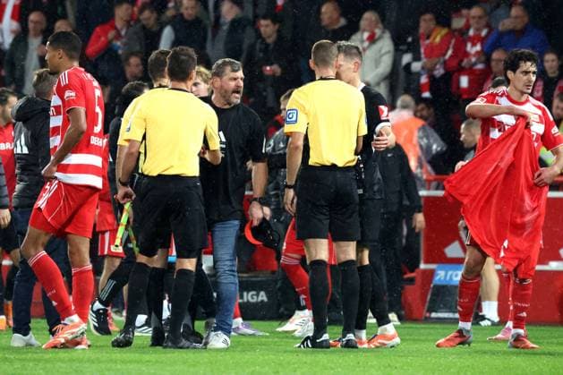 DEU, DFL, 1. FBL, 1.FC Union vs. SC Freiburg, 01.11.2025, Stadion Alte Foersterei, Berlin, DEU, DFL, 1. FBL, 1.FC Union vs. SC Freiburg, im Bild: Cheftrainer (Head Coach) Steffen Baumgart (1.FC Union Berlin), Schiedsrichter Soeren Storck DFL - regulations prohibit any use of Photographs as image sequences and or quasi-video