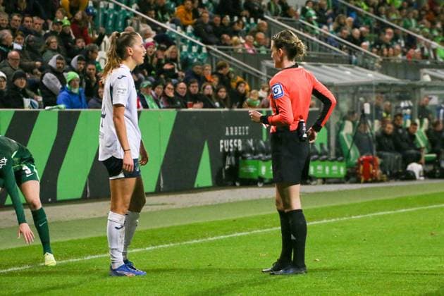 01.11.2025, xgrfx, Fussball Google Pixel Frauen-Bundesliga, VfL Wolfsburg - TSG Hoffenheim v.l. Rote Karte, Lisann Kaut (TSG Hoffenheim) (DFL DFB REGULATIONS PROHIBIT ANY USE OF PHOTOGRAPHS as IMAGE SEQUENCES and or QUASI-VIDEO) Wolfsburg