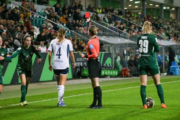 01.11.2025, xgrfx, Fussball Google Pixel Frauen-Bundesliga, VfL Wolfsburg - TSG Hoffenheim v.l. Rote Karte, Lisann Kaut (TSG Hoffenheim) (DFL DFB REGULATIONS PROHIBIT ANY USE OF PHOTOGRAPHS as IMAGE SEQUENCES and or QUASI-VIDEO) Wolfsburg