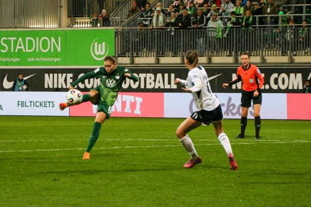 01.11.2025, xgrfx, Fussball Google Pixel Frauen-Bundesliga, VfL Wolfsburg - TSG Hoffenheim v.l. Tor, Smilla Vallotto (VfL Wolfsburg) (DFL DFB REGULATIONS PROHIBIT ANY USE OF PHOTOGRAPHS as IMAGE SEQUENCES and or QUASI-VIDEO) Wolfsburg