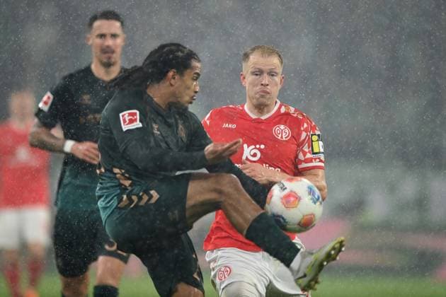 Lennard MALONEY (MZ) gegen Isaac SCHMIDT (BH) Aktion, Zweikampf, 1.FSV Mainz 05 (MZ) - SV Werder Bremen (HB) 1-1 Fussball 1. Bundesliga Saison 2025 2026, 9.Spieltag, Spieltag9, matchday9, am 01.11.2025, MEWA Arena Mainz. DFL regulations prohibit any use of photographs as image sequences and or quasi-video Â