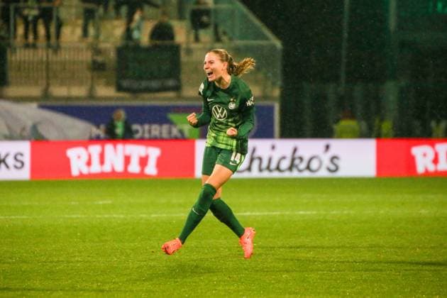 01.11.2025, xgrfx, Fussball Google Pixel Frauen-Bundesliga, VfL Wolfsburg - TSG Hoffenheim v.l. Tor, Smilla Vallotto (VfL Wolfsburg) (DFL DFB REGULATIONS PROHIBIT ANY USE OF PHOTOGRAPHS as IMAGE SEQUENCES and or QUASI-VIDEO) Wolfsburg