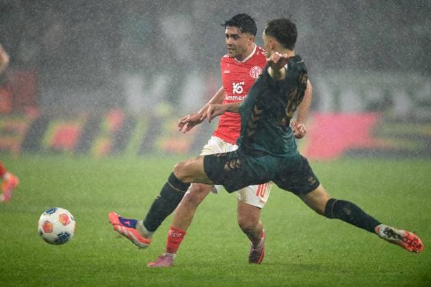 Armindo SIEB (MZ) gegen Cameron PUERTAS (HB) Aktion, Zweikampf, 1.FSV Mainz 05 (MZ) - SV Werder Bremen (HB) 1-1 Fussball 1. Bundesliga Saison 2025 2026, 9.Spieltag, Spieltag9, matchday9, am 01.11.2025, MEWA Arena Mainz. DFL regulations prohibit any use of photographs as image sequences and or quasi-video Â