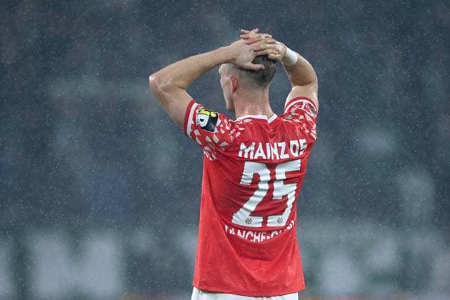 Andreas HANCHE-OLSEN (MZ) enttaeuscht, enttäuscht, Enttäuschung, Enttaeuschung 1.FSV Mainz 05 (MZ) - SV Werder Bremen (HB) 1-1 Fussball 1. Bundesliga Saison 2025 2026, 9.Spieltag, Spieltag9, matchday9, am 01.11.2025, MEWA Arena Mainz. DFL regulations prohibit any use of photographs as image sequences and or quasi-video Â