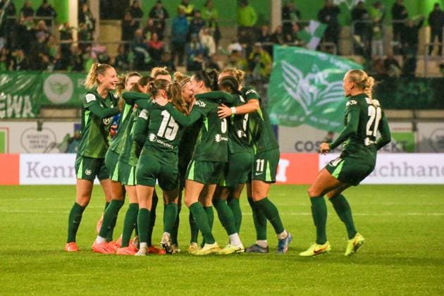 01.11.2025, xgrfx, Fussball Google Pixel Frauen-Bundesliga, VfL Wolfsburg - TSG Hoffenheim v.l. Tor, Smilla Vallotto (VfL Wolfsburg) (DFL DFB REGULATIONS PROHIBIT ANY USE OF PHOTOGRAPHS as IMAGE SEQUENCES and or QUASI-VIDEO) Wolfsburg