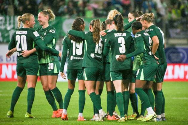 01.11.2025, xgrfx, Fussball Google Pixel Frauen-Bundesliga, VfL Wolfsburg - TSG Hoffenheim v.l. Tor, Smilla Vallotto (VfL Wolfsburg) (DFL DFB REGULATIONS PROHIBIT ANY USE OF PHOTOGRAPHS as IMAGE SEQUENCES and or QUASI-VIDEO) Wolfsburg