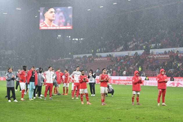 Spieler von 1.FSV Mainz 05 enttaeuscht, enttäuscht, Enttäuschung, Enttaeuschung 1.FSV Mainz 05 (MZ) - SV Werder Bremen (HB) 1-1 Fussball 1. Bundesliga Saison 2025 2026, 9.Spieltag, Spieltag9, matchday9, am 01.11.2025, MEWA Arena Mainz. DFL regulations prohibit any use of photographs as image sequences and or quasi-video Â