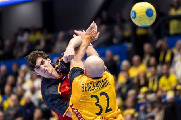 251101 Pablo Urdangarin de Borbon of Spain and Oscar Bergendahl of Sweden during the International Friendly, Länderspiel, Nationalmannschaft handball match between Sweden and Spain on November 1, 2025 in Eskilstuna. Photo: Kenta Jönsson BILDBYRAN COP 210 KJ0282 handball handboll handball landslag sverige sweden spain national teams bbeng Copyright: KENTAxJÖNSSON BB251101KJ041