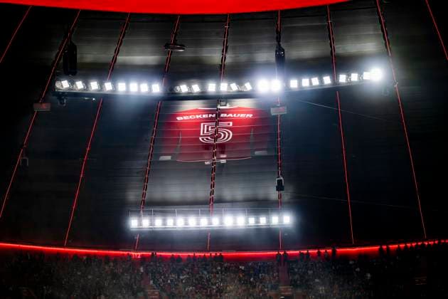01.11.2025: Fußball: FC Bayern München - Bayer 04 Leverkusen in der Allianz Arena. Das Trikot mit der Nummer 5 von Franz Beckenbauer hängt am Dach. WICHTIGER HINWEIS: Gemäß den Vorgaben der DFL und des DFB ist es untersagt, in dem Stadion und oder vom Spiel angefertigte Fotoaufnahmen in Form von Sequenzbildern und oder videoähnlichen Fotostrecken zu verwerten bzw. verwerten zu lassen. Copyright: xDavidxInderliedx